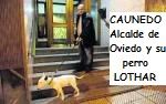 OVIEDO: Un tipo normal con un bast&oacute;n de mando, AgustÃ­n Iglesias Caunedo, en el portal de su casa, sacando a pasear a Â«LotharÂ», su perro bull terrier, antes de desayunar.