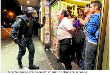 El 'hroe' del 25-S, Camarero y votante del PP, Alberto Casillas evit que una carga policial entrara en su bar. Por mi vida que no vais a pasar