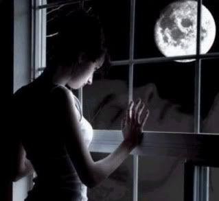mujer mirando luna